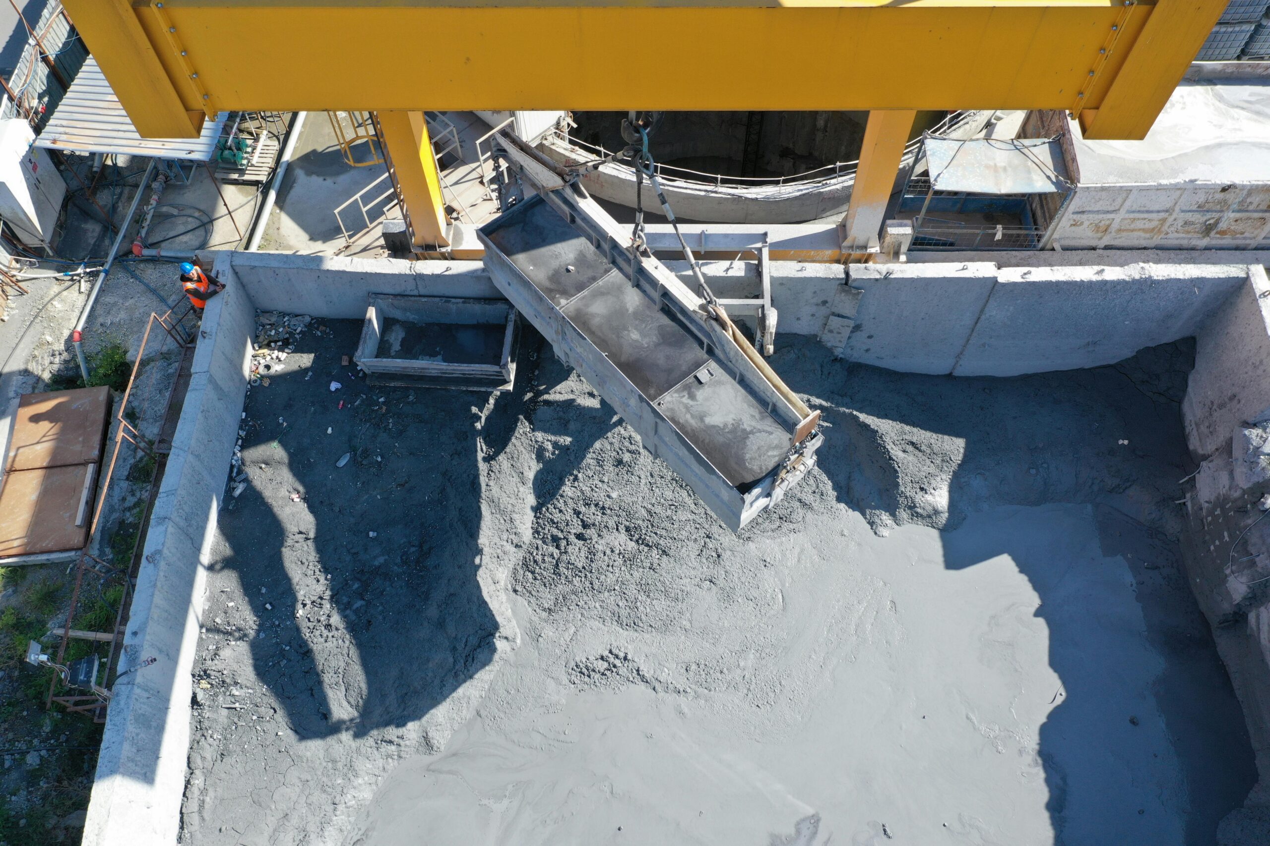 How does Sodium lignosulfonate admixtures affect the curing process of concrete?