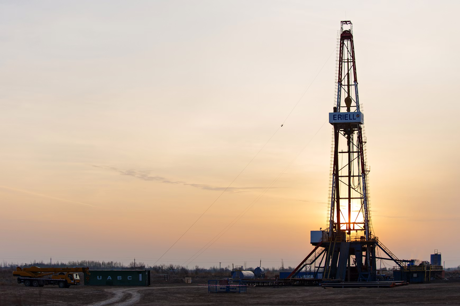 Lignosulfonate viscosity control agent for oil drilling