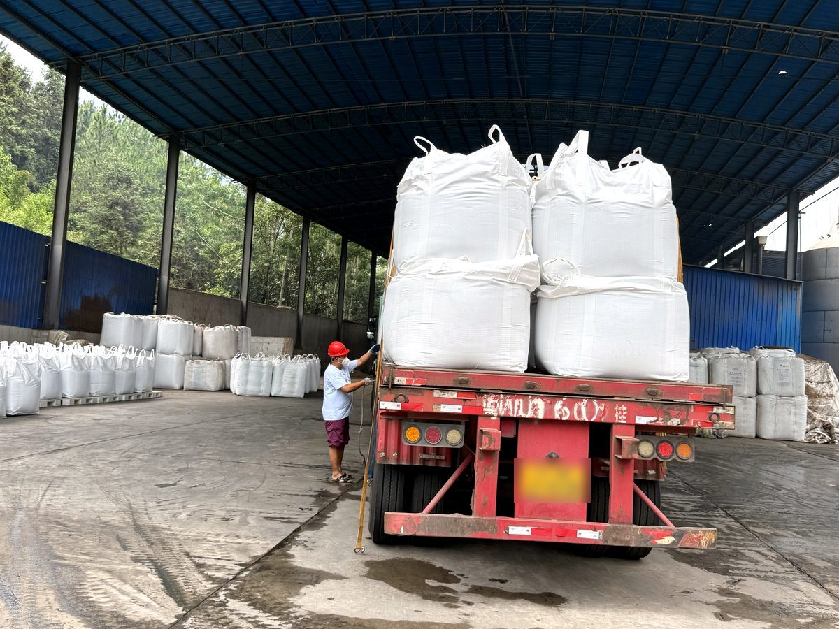 Jumbo bags of lignosulfonate loaded for shipment