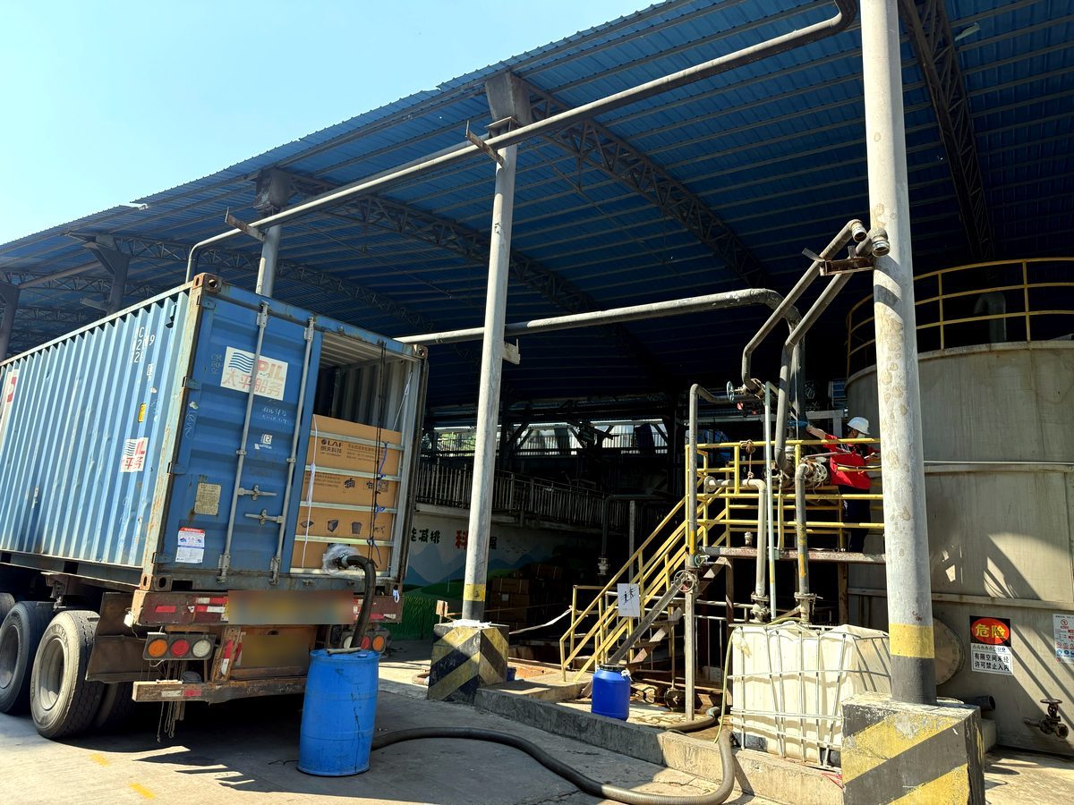 Liquid lignosulfonate loading at the plant