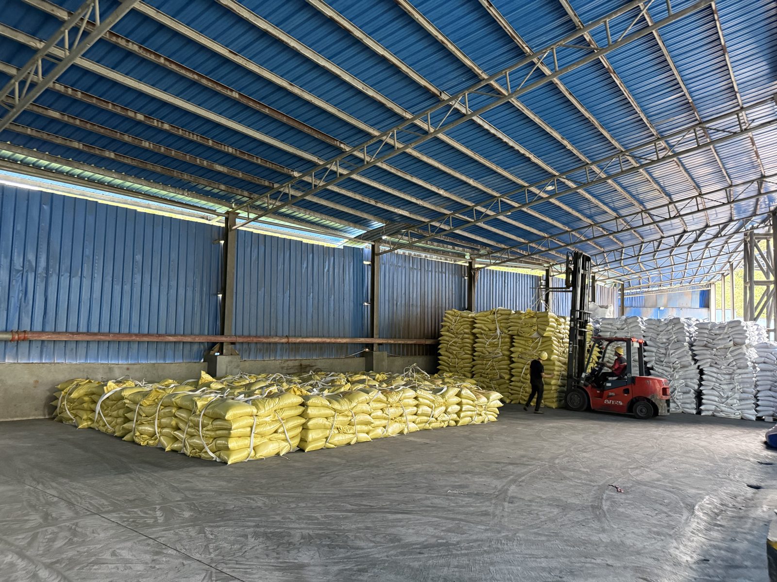 25 kg bags of lignosulfonate powder stored in the warehouse
